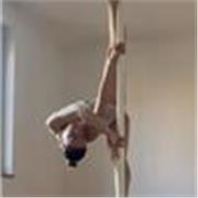 Pole dancer qualificata, lezioni per ogni livello, online o dal vivo con palo professionale, individuali o piccoli gruppi.