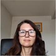 Je suis professeur d'anglais certifié CELTA et j'aide les adultes à apprendre par la conversation.