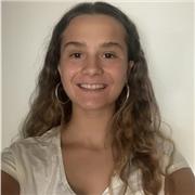 Profesora que imparte a estudiantes de colegio hasta bachillerato