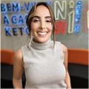 Soy especialista en comunicación, marketing y entorno digital, y actualmente también colaboro como profesora en programas de MBA.