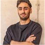 Nachhilfelehrer unterrichtet mit Begeisterung Deutsch, Englisch, Mathe und weitere Fächer.