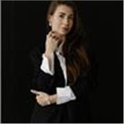 Lektorka, specjalizująca się na zajęciach konwersacyjnych, pomaga w przełamywaniu bariery językowej