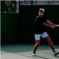 Ex-jugador tenis imparte clases a todo tipo de niveles