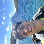 Profesor de español enseña a personas de todas las edades