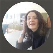 Professeur de français langue étrangère donne les cours aux non francophones