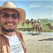 Profesor de antropología, especialista en Asia, apto para todas las edades y tipos de público.