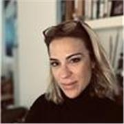 Diseñadora de interiores especializada en espacios públicos y privados. 