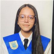 Estudiante universitaria parte clases de matemáticas a niños tanto primaria como eso