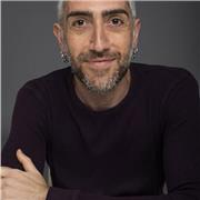 Actor titulado en Arte Dramático y con experiencia profesional da clases relacionadas con la interpretación y la técnica vocal