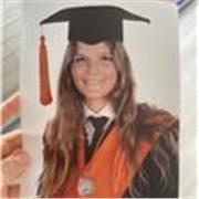 Chica joven imparte clases de repaso a alumnos de primaria