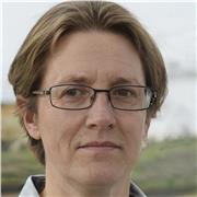 Docente di filosofia impartisce lezioni per studenti del liceo classico e scientifico