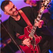 Insegnante di chitarra e teoria musicale offre lezioni private per adulti e bambini