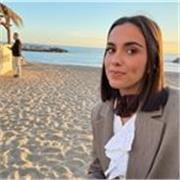 Me defino como una persona responsable, paciente y organizada. Tengo muchas ganas de enseñar.