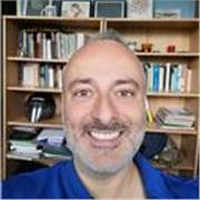 Language freak ,  language coach ,  language enthusiast ... chi sono davvero, cosa importa? Semplicemente ti aiuterò a non aver più paura di quel mostro brutto e cattivo che hai sempre chiamato  Inglese . Online, deciderai tu giorno e ora