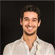 Laureato in sassofono con esperienza in ambito concertistico e didattico per lezioni di strumento e teoria e solfeggio