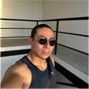 Entrenador personal con más de 8 años de experiencia, dedicado al fitness y bienestar para todos los niveles 