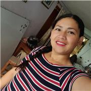 Profesora de basica primaria imparte clases a niños dentodas las edades