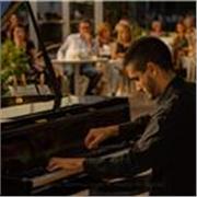 Laureato in pianoforte offre lezioni private di strumento, teoria musicale, arrangiamento e produzione musicale