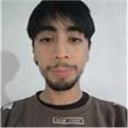 Estudiante universitario de matemáticas da clases de matemática para alumnos de educación media y superior
