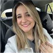Me defino como una persona responsable, amable y con capacidad de enseñar especialmente una materia que me apasiona. 