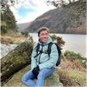 Profesor de inglés y español como lengua extranjera con experiencia internacional, ofrece clases dinámicas en Granada y Online.