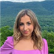 Profesora joven con muchas aptitudes en distintas asignaturas incluyendo: economía, contabilidad, matemáticas, lengua, inglés …