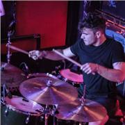 Clases de batería personalizadas: 15 años de experiencia práctica en escenarios y técnica autodidacta