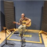 Soy un apasionado de la música, y en concreto de la guitarra, me define la capacidad de poder adaptarme al nivel de casa persona y así transmitir además del conocimiento, el amor por la música