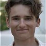 Französischer Student, der allen Altersgruppen Französischunterricht bietet