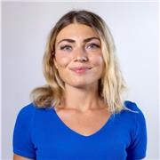 Ho 28 anni e ho un approccio molto giovane e sempre aggiornato sul campo del graphic design e dell’arte, lavoro da 7 anni