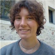 Professeure bilingue en anglais, offre des cours stimulants dans le but d'améliorer la confiance à l'oral et à l'écrit