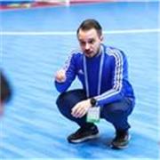 Professeur particulier qui donne des cours de sport pour des étudiants du collège jusqu'à l'université