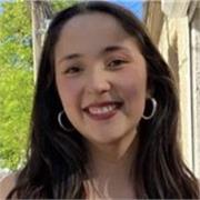 Profesora de inglés imparte clases a alumnos de todas las edades