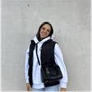Soy Elena, entrenadora personal titulada y apasionada por el movimiento, la salud y el bienestar integral. 
