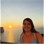 Professora de ingles que imparte classes a niños de manera dinamica