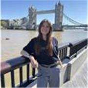  Me llamo Laura.  Soy maestra de educación infantil y educación primaria de profesión. Tengo la especialidad de maestra en PT y AL