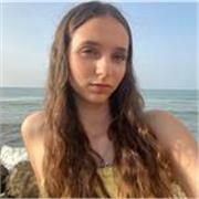 profesora de inglés da clases a niños de 7 arriba