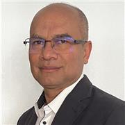 Tranquilo, investigador y paciente para trasmitir conocimientos.  Jovenes y adultos