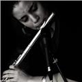 Laureata al conservatorio di napoli  san pietro a majella  impartisce lezioni di flauto traverso a principianti e a più esperti