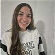 Soy una adolescente de 14 años seria y responsable con experiencia en trato con niños de primaria. 