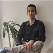 Profesor de apoyo escolar especializado en clases de forma presencial