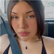 Estudiante de criminología capacitada para hacer clases de refuerzo.