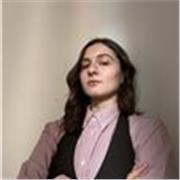 Profesora de inglés apta para trabajar con niños y adolescentes.