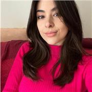 Laureata in lingue e letterature moderne. Laureanda in lingue straniere per l'impresa