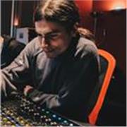 Laureato in Produzione Audio alla SAE propone lezioni di produzione musicale elettronica, sintesi del suono, sound design, mixing,