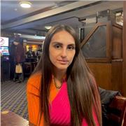 Studentessa di biotecnologie in lingua inglese impartisce lezioni di inglese per tutti