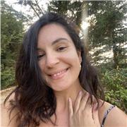 Insegnante di greco moderno, ma anche di greco antico anni. Sono laureata dall’ Università di Atene