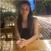 Diplomata e laureanda. Responsabile e solare, disponibile per aiuto compiti