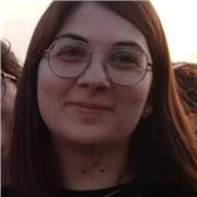 Diplomata in violino e violino barocco, offre lezioni di violino a chiunque voglia avvicinarsi a questo mondo.