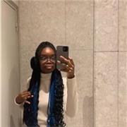 Junge Nachhilfelehrerin, die sich gut mit Kindern verständigen kann